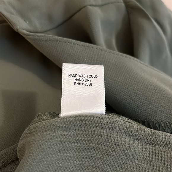 Zenana ladies blouse sage green size L button up front New without tags - Picture 5 of 6